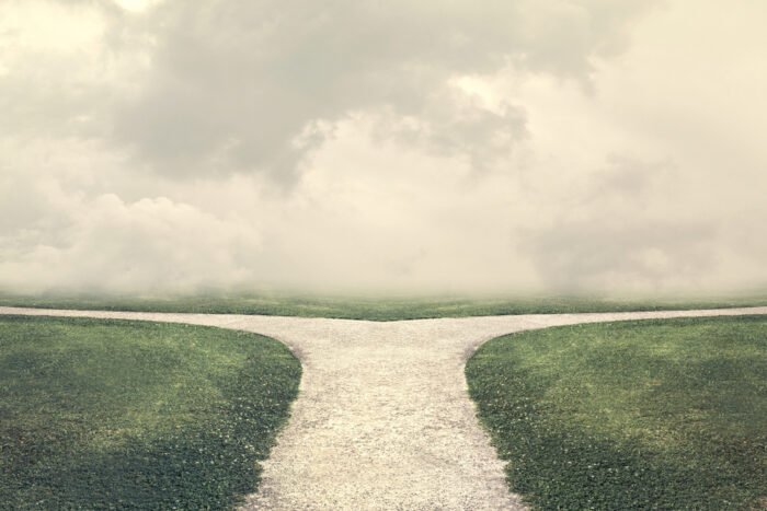 人生の岐路に立たされ、悩んでいる