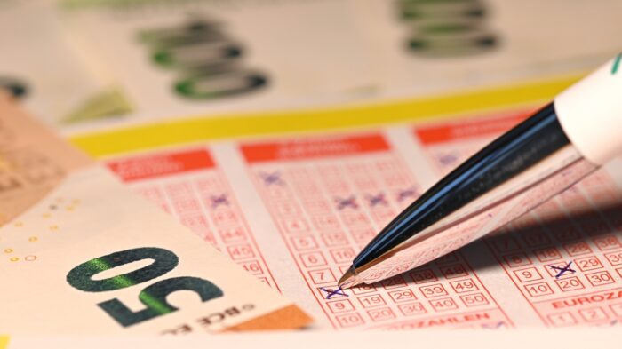 【歯が抜ける夢をヒントに宝くじを購入】抜けた歯の数別・買い方のコツ 【歯が抜ける夢をヒントに宝くじを購入】抜けた歯の数別・買い方のコツ